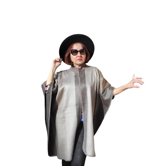 New Baby Alpaca wool unisex gray cape hand made in the Andes - Picture 3 of 5